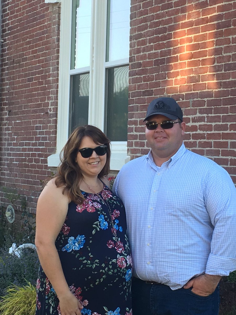 almondgirljenny's tweet photo. The last one to get married! #everythingelrich #collegeroomies #finallyhitched #countrywedding #gridleywedding https://t.co/oqD4Qz8nTW