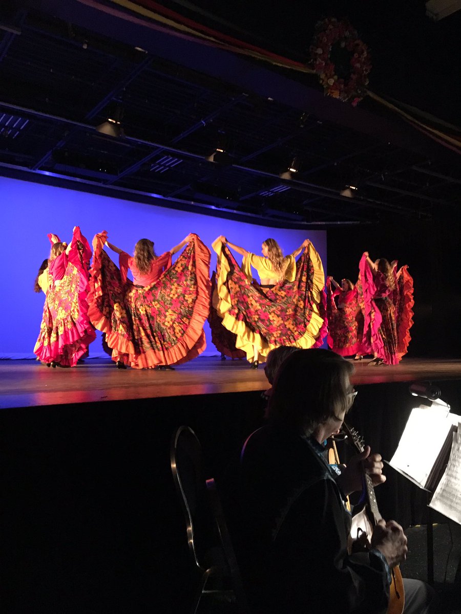 MoMosaic2017's tweet photo. Watching some wonderful entertainment at the Poltava Pavilion. @RMCMosaic https://t.co/k4G6FAj16T