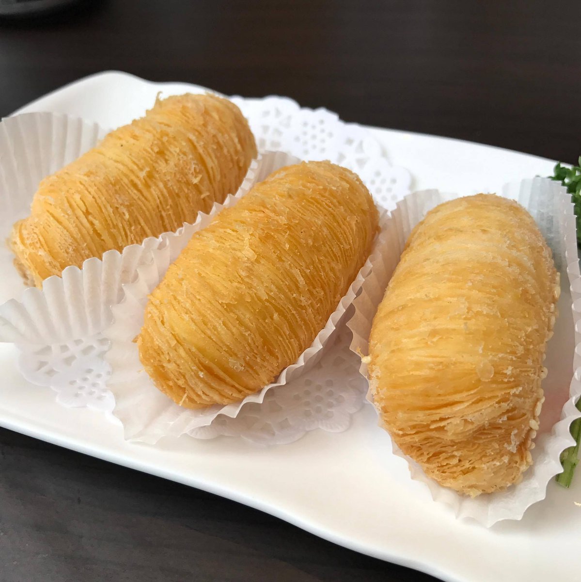 Dragoncastle100's tweet image. Our weekend specials are available until 16.30pm ✌🏻We recommend these turnip puff pastries! #dimsumday