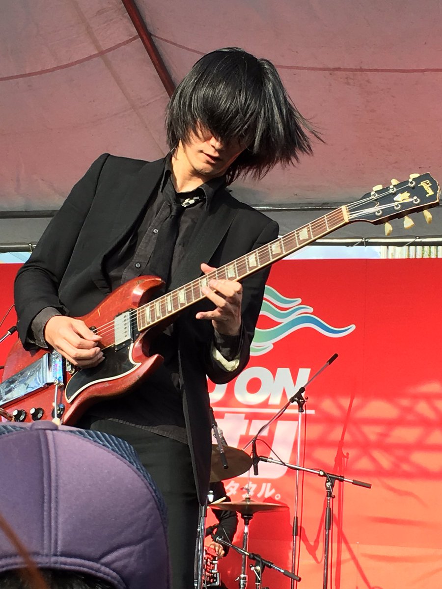 mami1129mauloa's tweet photo. ニクオンで2度目のLOST NAME♪
黒のスーツでビシッとキメた色気たっぷりのステージ。
隣で聴いていたおじ様も隆郎さんのドラムに大注目でメチャメチャ踊ってたw
久しぶりに聴いたけれど、やっぱカッコ良かったー‼︎
#ニクオン
#lostname https://t.co/T1JXoPwsl6
