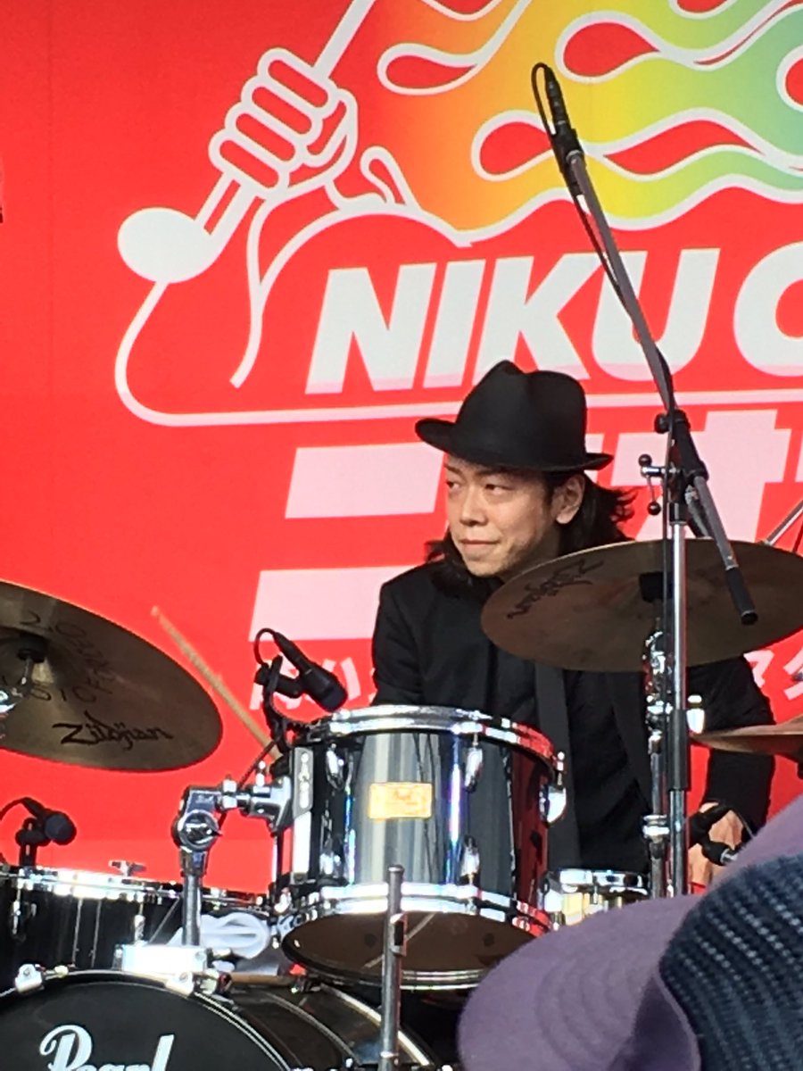 mami1129mauloa's tweet photo. ニクオンで2度目のLOST NAME♪
黒のスーツでビシッとキメた色気たっぷりのステージ。
隣で聴いていたおじ様も隆郎さんのドラムに大注目でメチャメチャ踊ってたw
久しぶりに聴いたけれど、やっぱカッコ良かったー‼︎
#ニクオン
#lostname https://t.co/T1JXoPwsl6