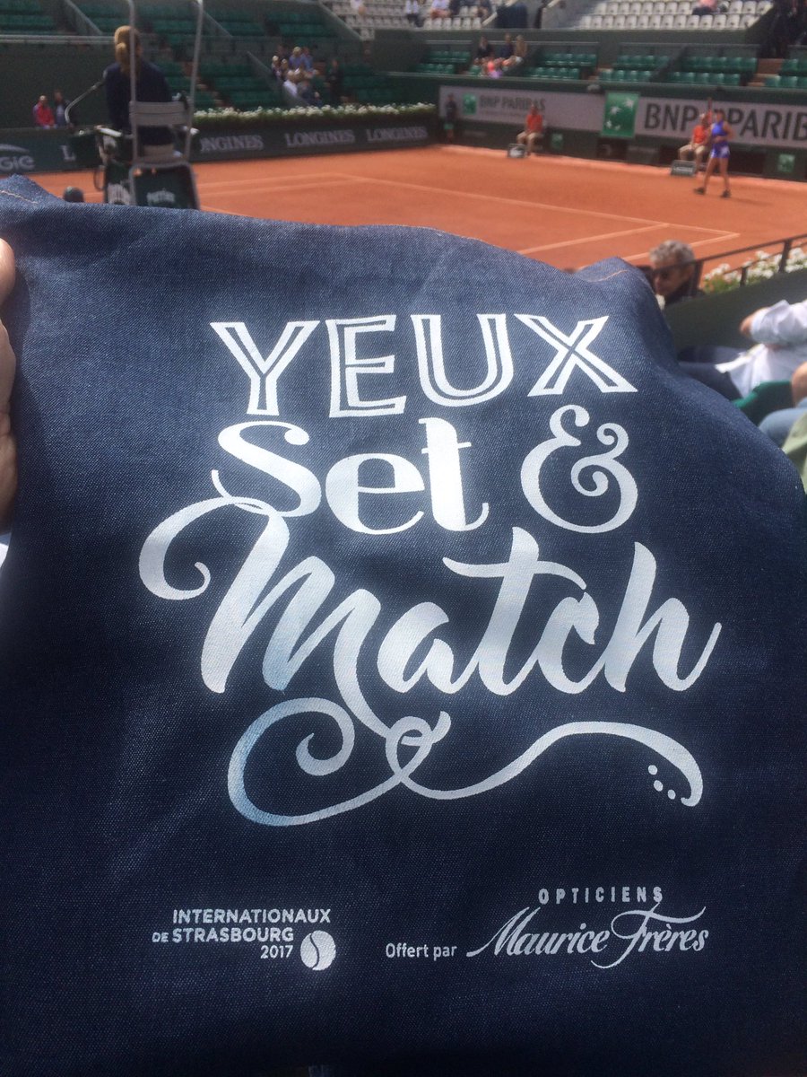 MauriceFreres's tweet photo. Les sacs sont splendides sur le Lenglen ! 😉
#rolandgarros17 https://t.co/vSbDKjN3Bk