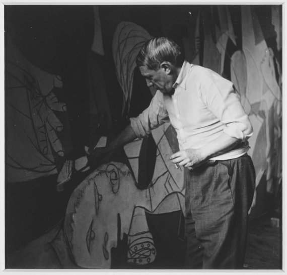 museoreinasofia's tweet photo. #TalDíaComoHoy Hace 80 años #Picasso terminó de pintar su obra más universal #Guernica https://t.co/bXK5OTkdOC  #Guernica80Aniversario https://t.co/DtsDTqOHFN