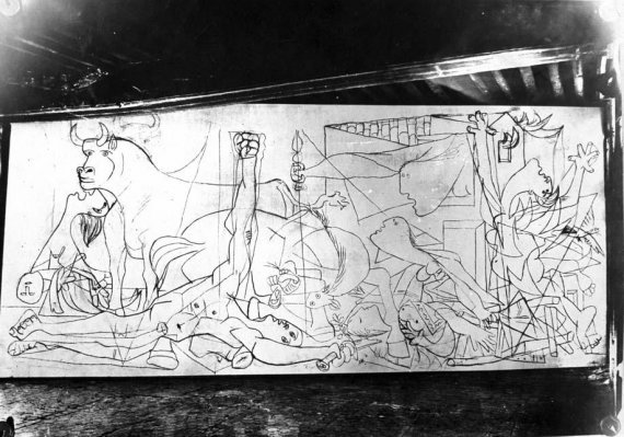 museoreinasofia's tweet photo. #TalDíaComoHoy Hace 80 años #Picasso terminó de pintar su obra más universal #Guernica https://t.co/bXK5OTkdOC  #Guernica80Aniversario https://t.co/DtsDTqOHFN