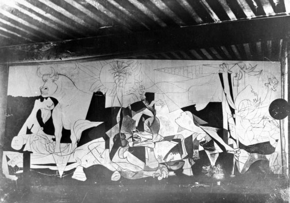 museoreinasofia's tweet photo. #TalDíaComoHoy Hace 80 años #Picasso terminó de pintar su obra más universal #Guernica https://t.co/bXK5OTkdOC  #Guernica80Aniversario https://t.co/DtsDTqOHFN