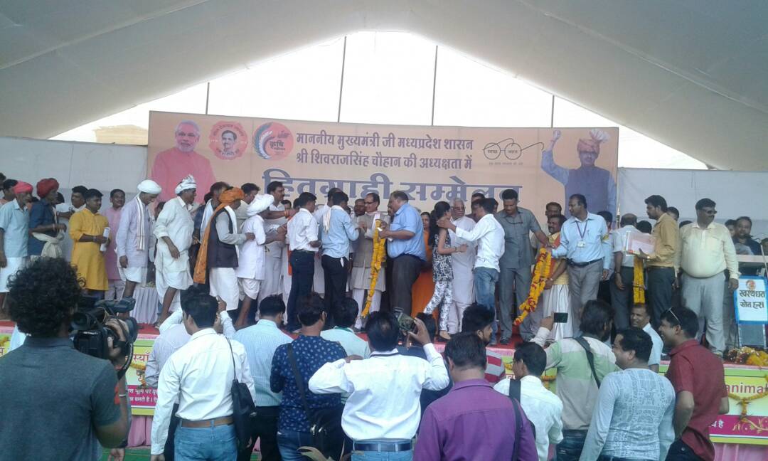 CMMadhyaPradesh's tweet photo. सीएम @ChouhanShivraj ने झाबुआ में हितग्राही सम्मेलन एवं कृषि विज्ञान मेला के समापन कार्यक्रम में भाग लिया और हितग्राहियों को हित लाभ सौंपा। https://t.co/Lb5p9k0BXM