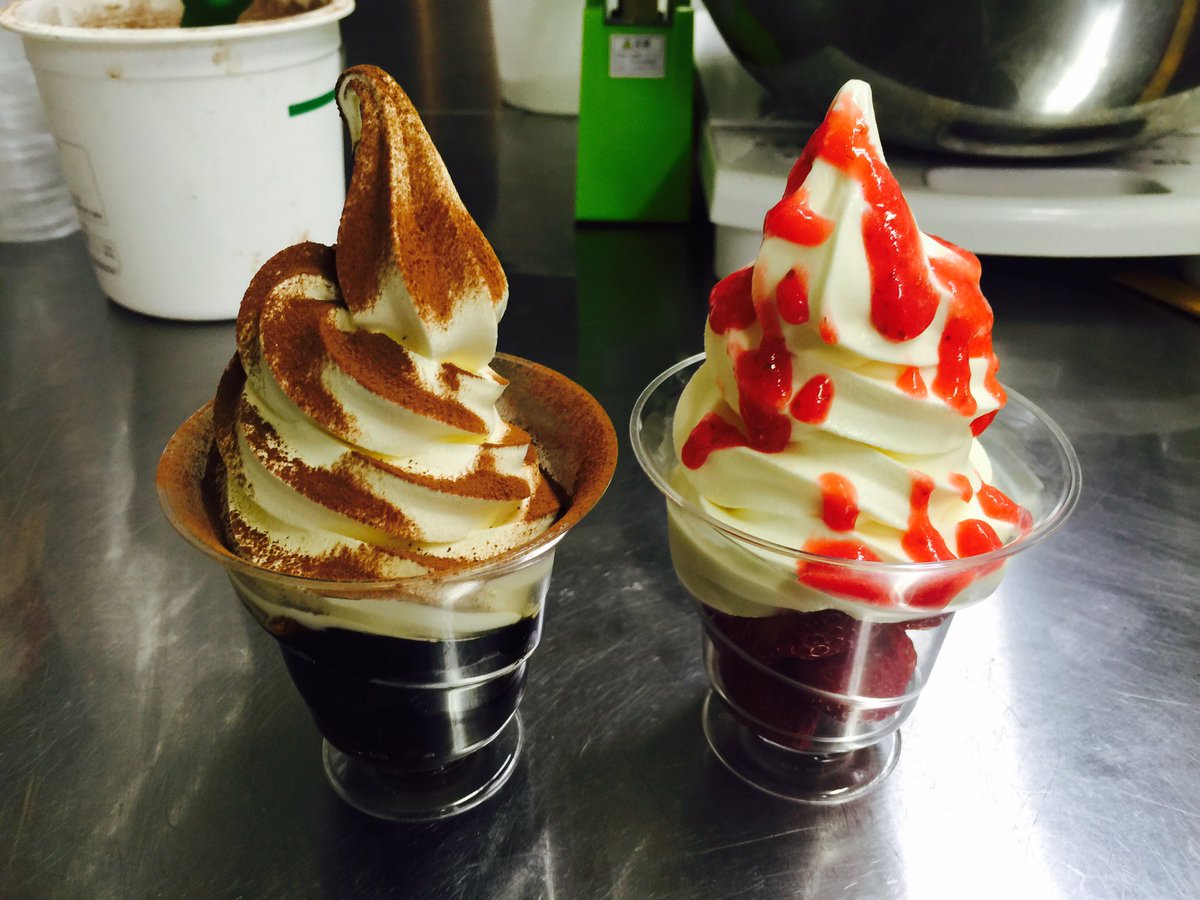 下出昌鑑 パティスリーよつばのクローバー パティスリーよつばのクローバー ソフトパフェ 画像はコーヒーゼリーのソフト パフェといちごのソフトパフェです ご注文を頂いてからソフトクリームをしぼります 他にもよつばロールの抹茶が登場しています