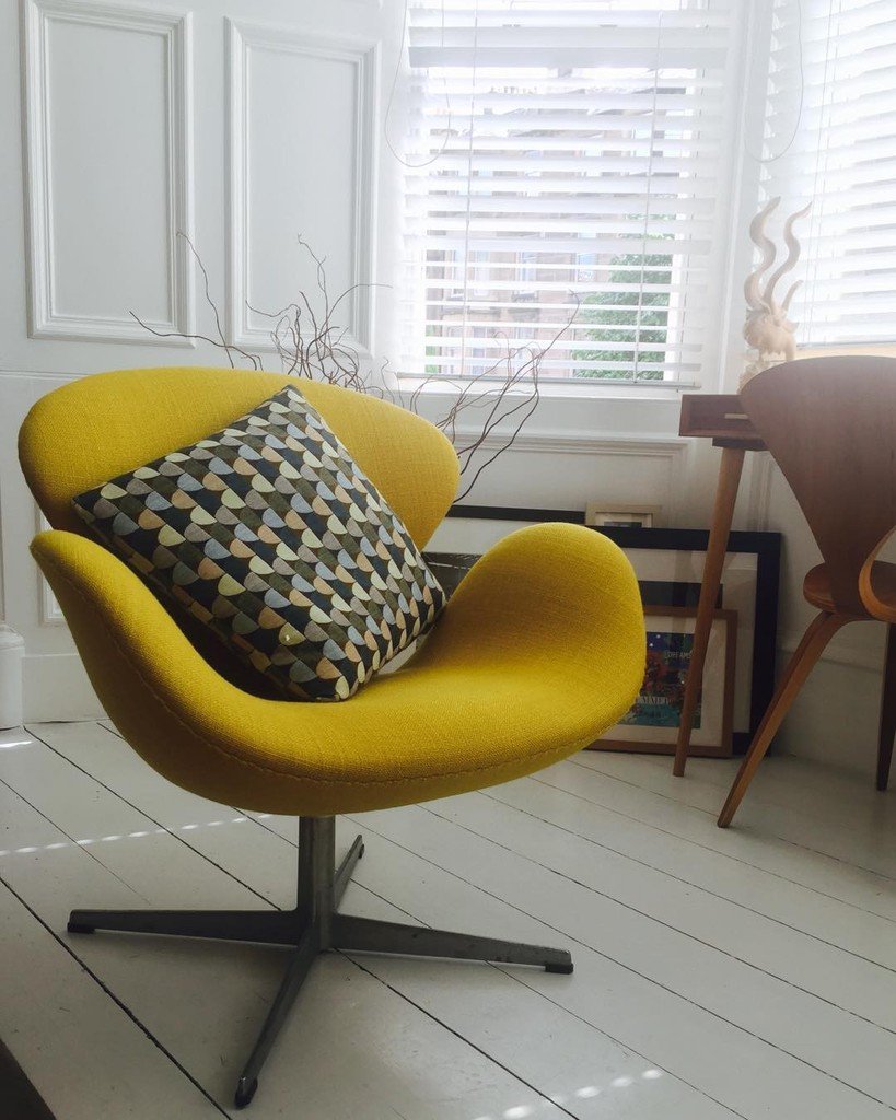 _PeterHolmes's tweet photo. #lazysundaysunshine #breakfast #swanchair #arnejacobsen #mcm #madeindenmark #midcenturyfurniture #midcenturymoderm… https://t.co/LY1bgUY18y https://t.co/6K489gsUjV