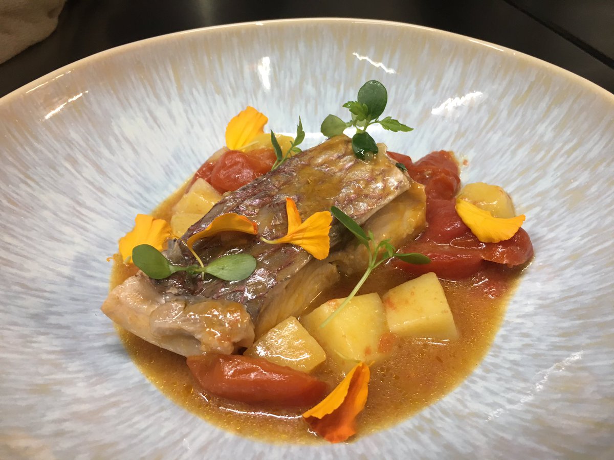 ChefParisi_A's tweet photo. Dentice in guazzetto. E basta. #lakecomo #filariohotelbistro #kitchen #chef https://t.co/fSsFvK2K08