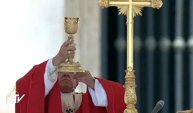 zenitfrancais's tweet photo. Consécration, messe de #Pentecôte au Vatican https://t.co/Qi1TeHVTJA
