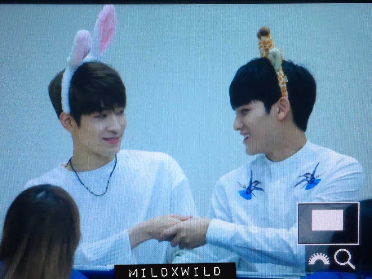 MEANIE_PH's tweet photo. [PREVIEW] 170604 Gwanghamun Fansign #세븐틴 #민규 #MINGYU #원우 #WONWOO #울고_싶지_않아 ©mildxwild https://t.co/NGlTbijp7K