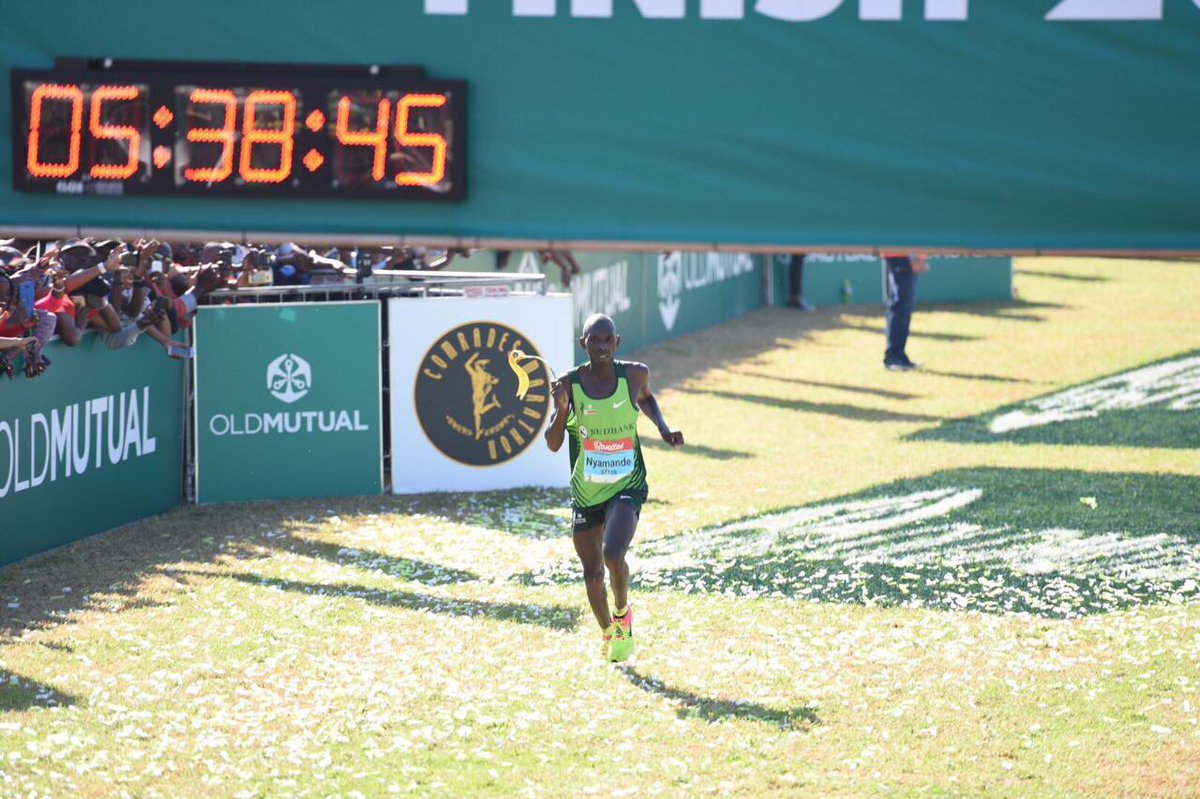 ComradesRace's tweet photo. Top 3 #Comrades2017 men:    1. #BongmusaMthembu | 05:35:34
2. Hatiwande Nyamande | 05:38:48
3. Gift Kelehe | 05:41:48 https://t.co/7uLVK4ev01