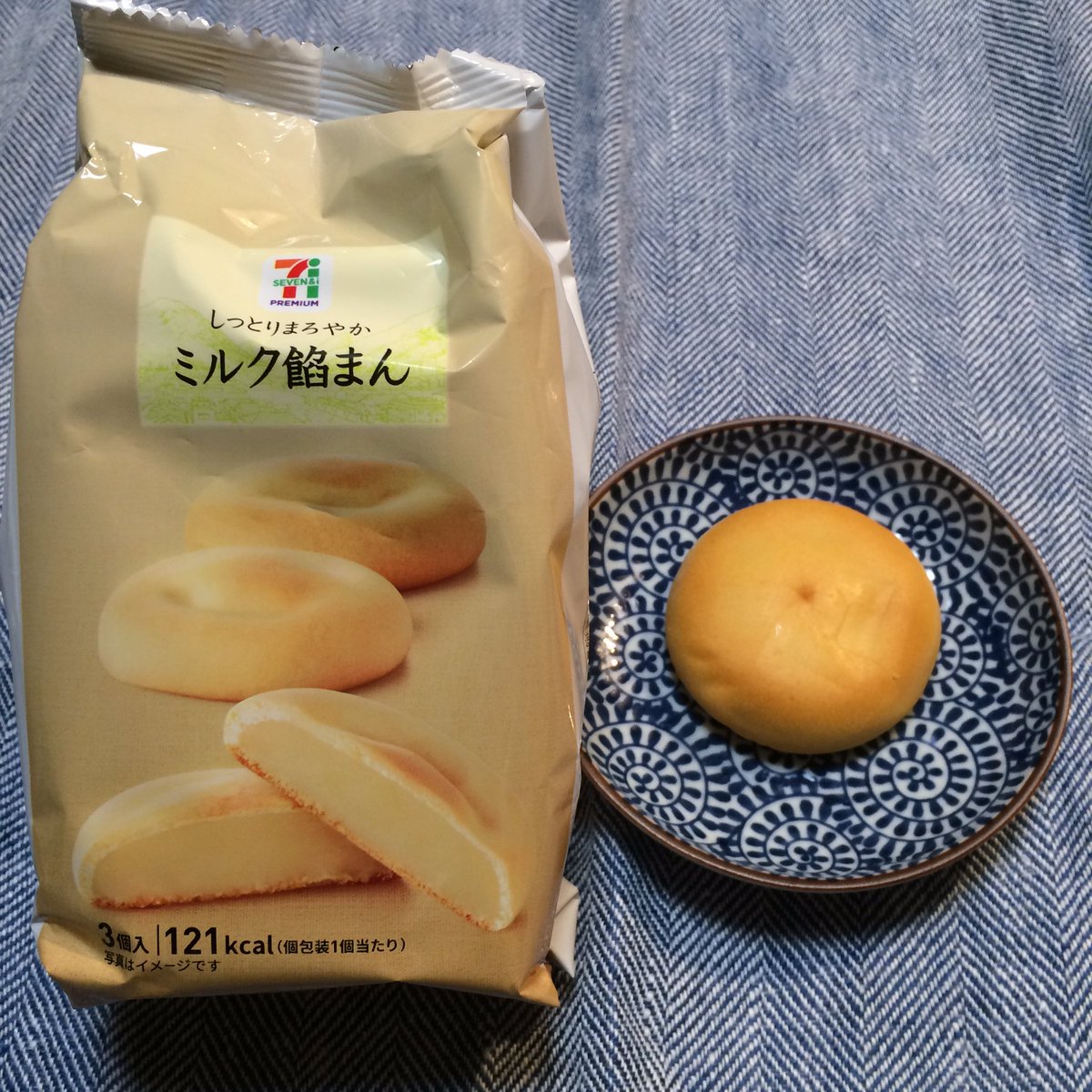 月蛙値千金 ジェネリックとおりもんとの呼び声高いミルク餡まんキメた とおりもんはまだ2回程しか食べる機会なくジェネリック ぶりは判らなかったけれど煮詰めたミルク餡の満足感高いおやつだった セブンスイーツにはあとジェネリック阿闍梨餅と