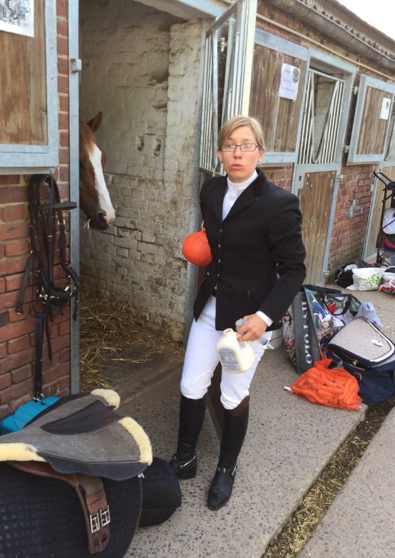 SHRBethune62's tweet photo. Préparation pour les cavaliers de la SHR
#JumpingBethune J3 (Caroline Andrea Émilie Morgan et sa groom). https://t.co/mRFYFrP2qJ