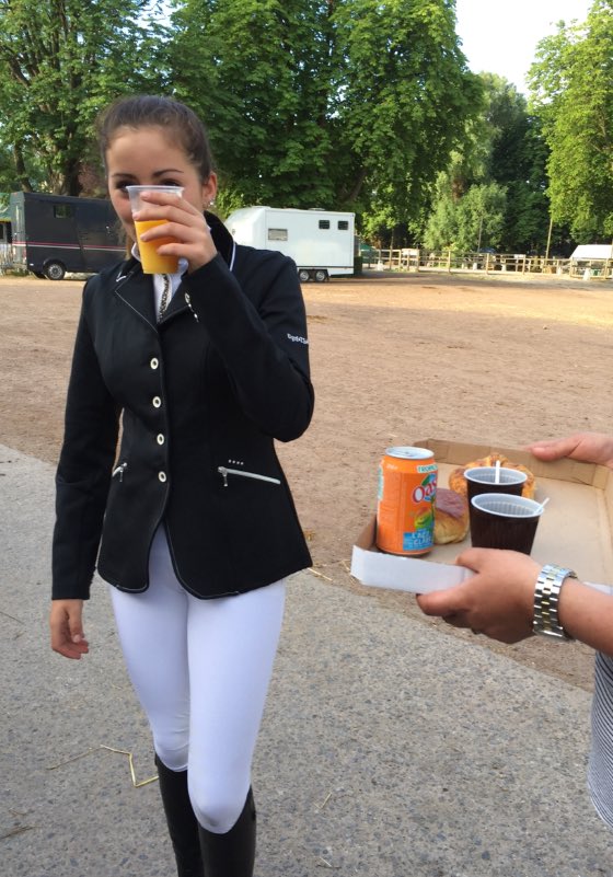 SHRBethune62's tweet photo. Préparation pour les cavaliers de la SHR
#JumpingBethune J3 (Caroline Andrea Émilie Morgan et sa groom). https://t.co/mRFYFrP2qJ