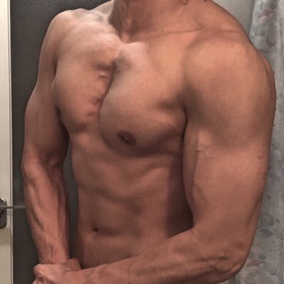 89vanquish03's tweet photo. 筋トレ日常アカ💪
筋肉フェチの方、モチベ上げたいので仲良くしてください✨

写真は昨年夏に海でAVスカウトされた頃の💦
※もちろん断りました。 https://t.co/3OdHj2fL3Z