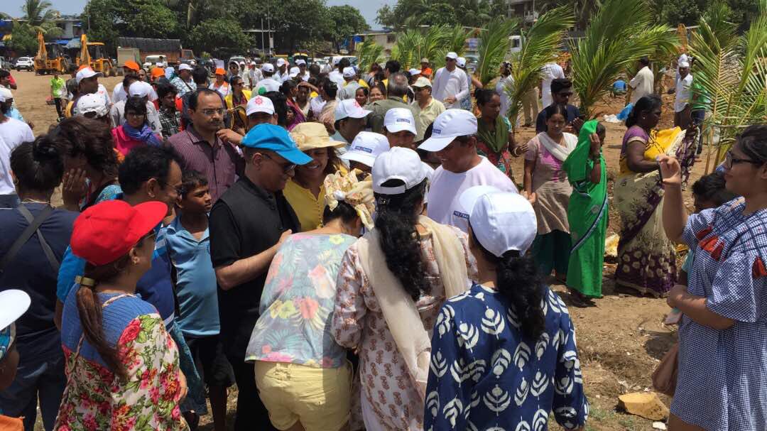 UNinIndia's tweet photo. Residents of Mumbai, India 🇮🇳 join hands this #WorldEnvironmentDay2017 to green Versova beach this Sunday!Join #IndiawithNature campaign now https://t.co/13IIRgfdgu