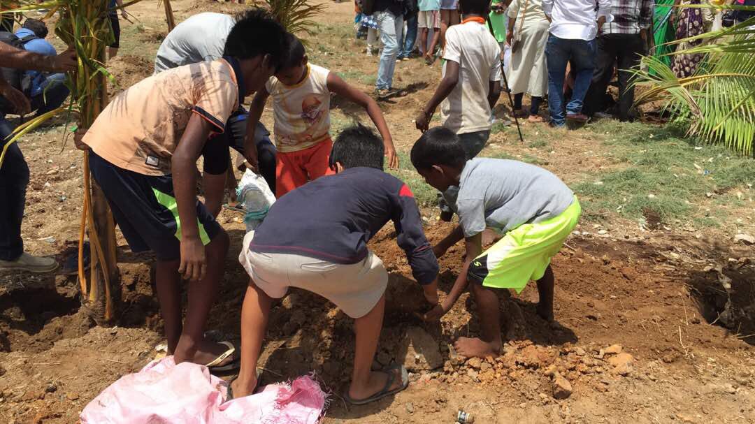 UNinIndia's tweet photo. Residents of Mumbai, India 🇮🇳 join hands this #WorldEnvironmentDay2017 to green Versova beach this Sunday!Join #IndiawithNature campaign now https://t.co/13IIRgfdgu