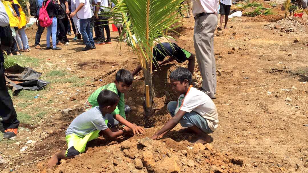 UNinIndia's tweet photo. Residents of Mumbai, India 🇮🇳 join hands this #WorldEnvironmentDay2017 to green Versova beach this Sunday!Join #IndiawithNature campaign now https://t.co/13IIRgfdgu