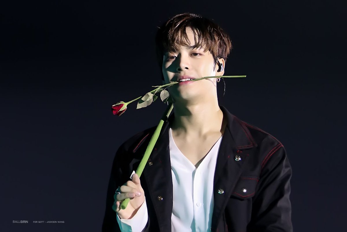 ballsirin's tweet photo. 170603 - GOT7 NESTIVAL KORAT 
#JacksonWang  #잭슨  
#Got7Thailandtour2017 
ผู้ชายกับดอกกุหลาบ🌹 https://t.co/Czy4SMqctC