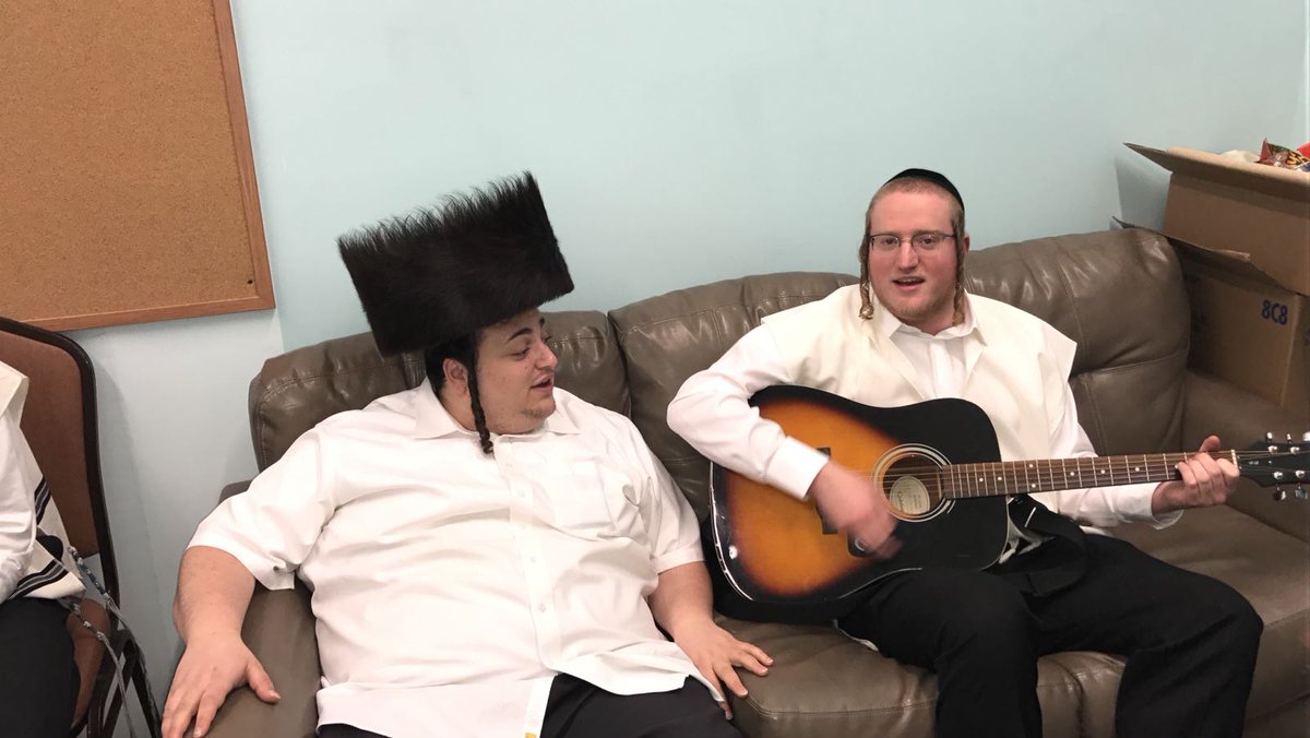 GoJewishMusic's tweet image. Mega Kumzitz Getting Done Before The Wedding Of @AvrumyStraus By Him And @Yoely_weiss #GoJewishMusic