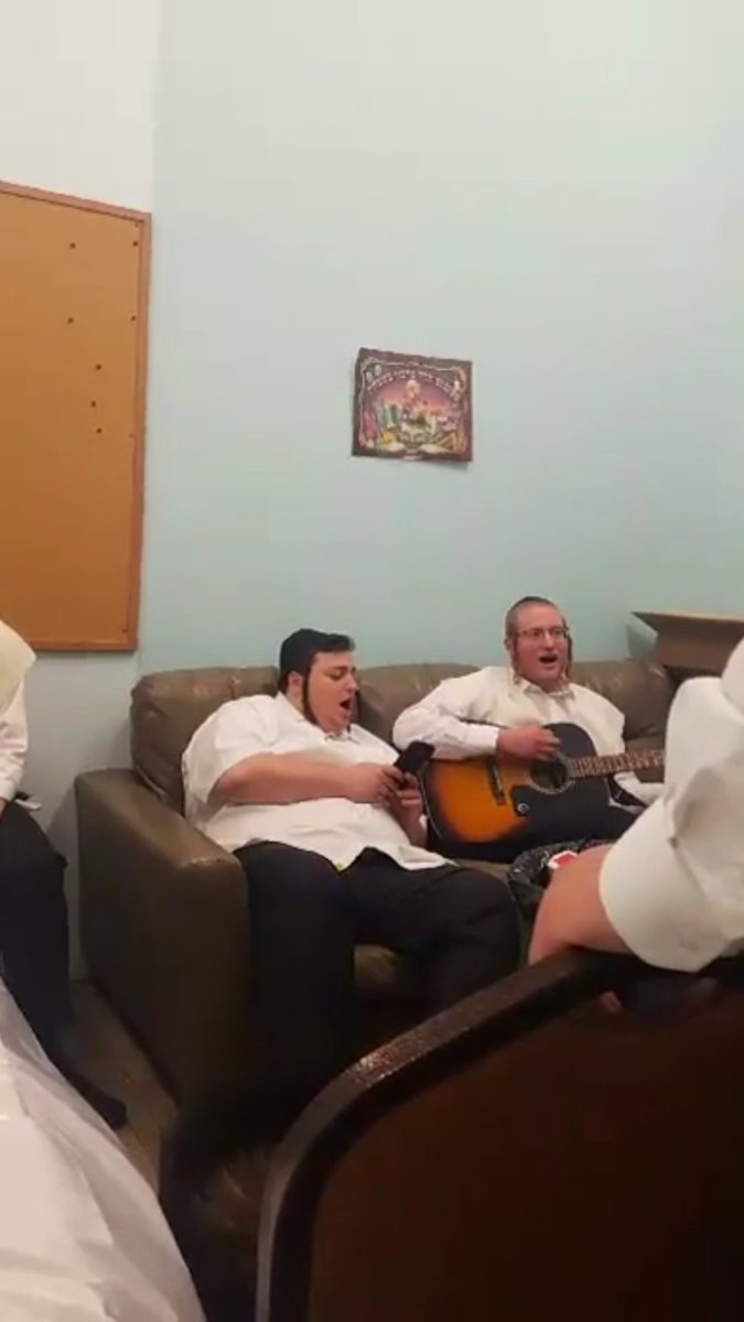 GoJewishMusic's tweet image. Mega Kumzitz Getting Done Before The Wedding Of @AvrumyStraus By Him And @Yoely_weiss #GoJewishMusic