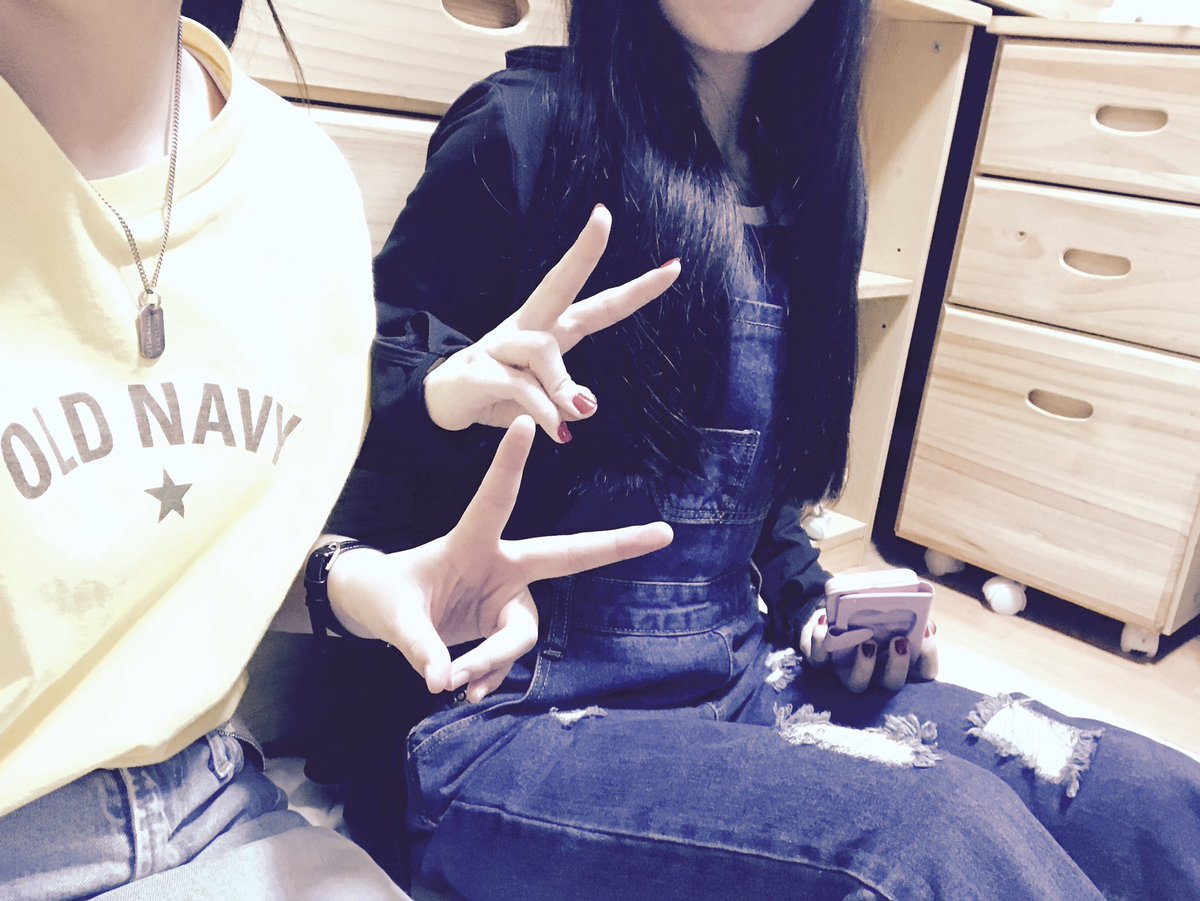 makaokareee's tweet photo. 久々なう😂👏✨

かおう爪塗ってるしー。うっわ。

のり塩食べ比べなう。

『@makaokareee 』 https://t.co/xEeti0imXR