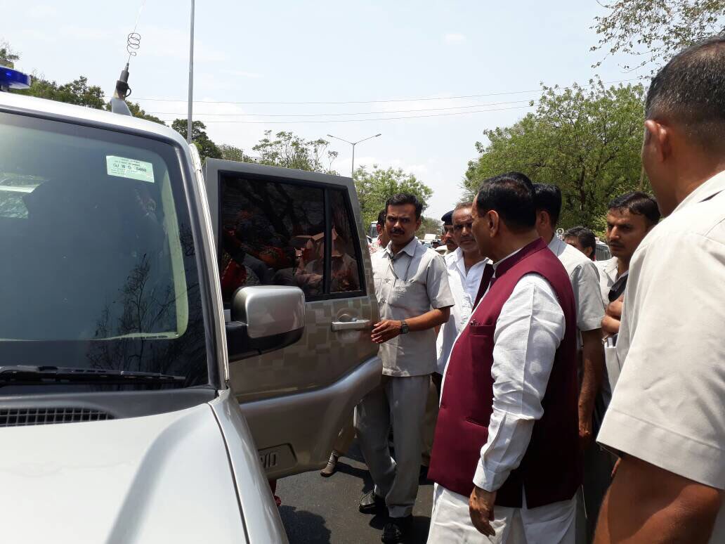 CM @vijayrupanibjp ji helped Accident victims on Koba Gandhingr way.stopped his convoy & arrange his convoy car to take injured to hospital.