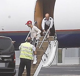 FlorDeBelieber's tweet photo. Justin se ha traído a Esther a europa
aweee que lindo padre e hija juntos
#Justin4MMVA https://t.co/h5VstdUlRD