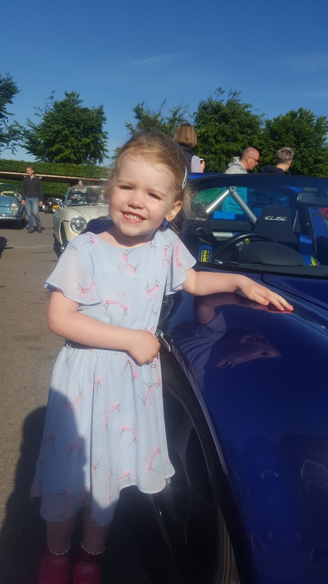 Andy_Harding's tweet image. Elise and an Elise at @GoodwoodRRC  #BreakfastClub (sorry about the fingerprints!)