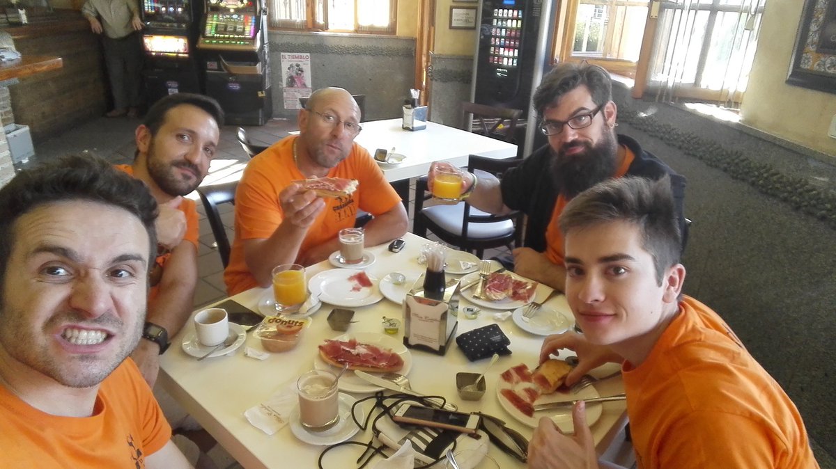 CharanSoundBand's tweet photo. Porq no se puede empezar un domingo sin desayunar como Tomas mAnda!!!! #SoundBand2017 https://t.co/CrrvVtGyS4