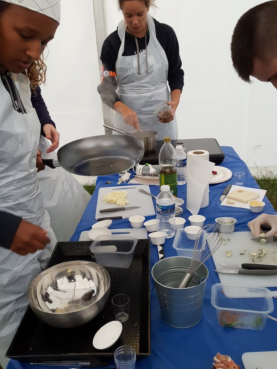 Sdevillepin's tweet photo. Atelier des chefs ! 3eme épreuves avec des mises en bouche Auvergnates, top départ! 30 minutes! #MichelinCampus @michelinrecrute https://t.co/s2UAqCzFDv