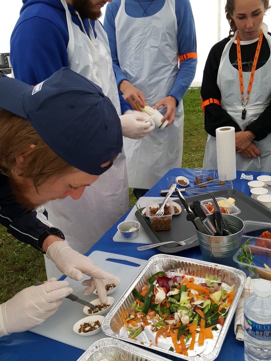 Sdevillepin's tweet photo. Atelier des chefs ! 3eme épreuves avec des mises en bouche Auvergnates, top départ! 30 minutes! #MichelinCampus @michelinrecrute https://t.co/s2UAqCzFDv