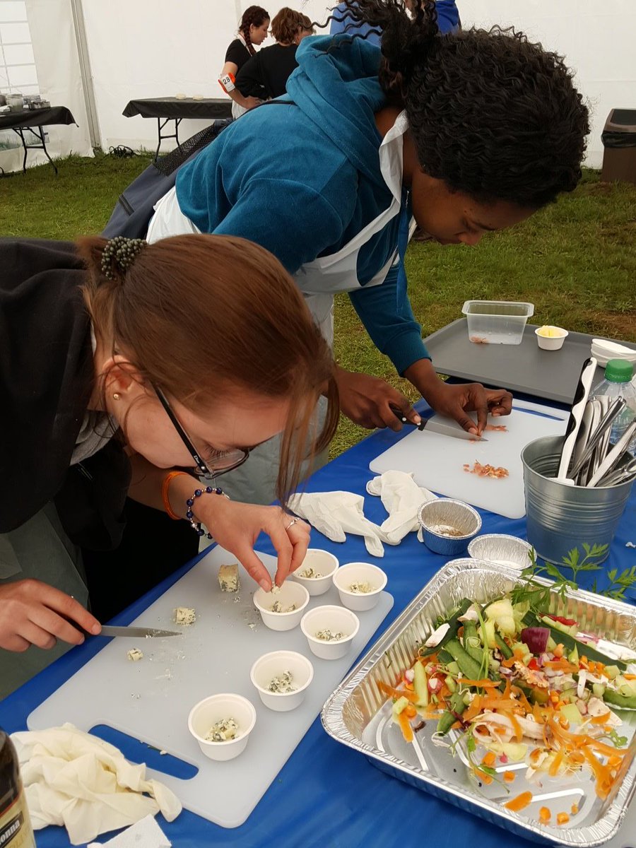 Sdevillepin's tweet photo. Atelier des chefs ! 3eme épreuves avec des mises en bouche Auvergnates, top départ! 30 minutes! #MichelinCampus @michelinrecrute https://t.co/s2UAqCzFDv