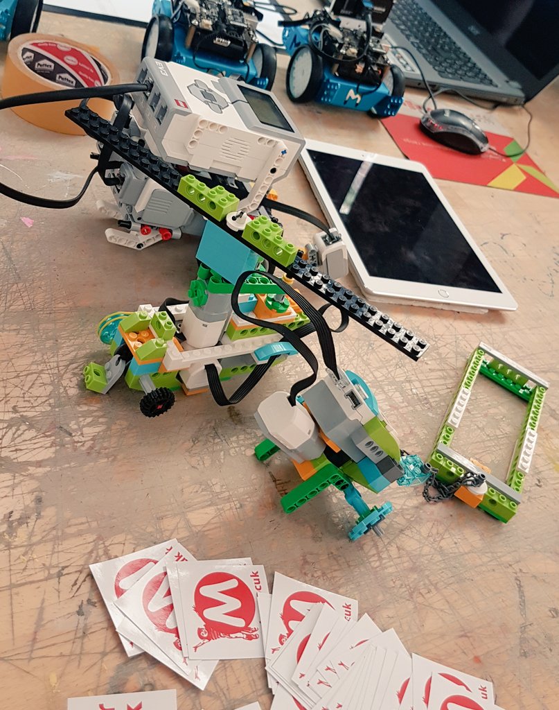 MakerCocuk's tweet photo. Bugün #makercocuk araçları; atölyeleri ve @RobotelTR projesini #ielevmaker gününde anlatıyoruz https://t.co/UxDeP7QqSi
