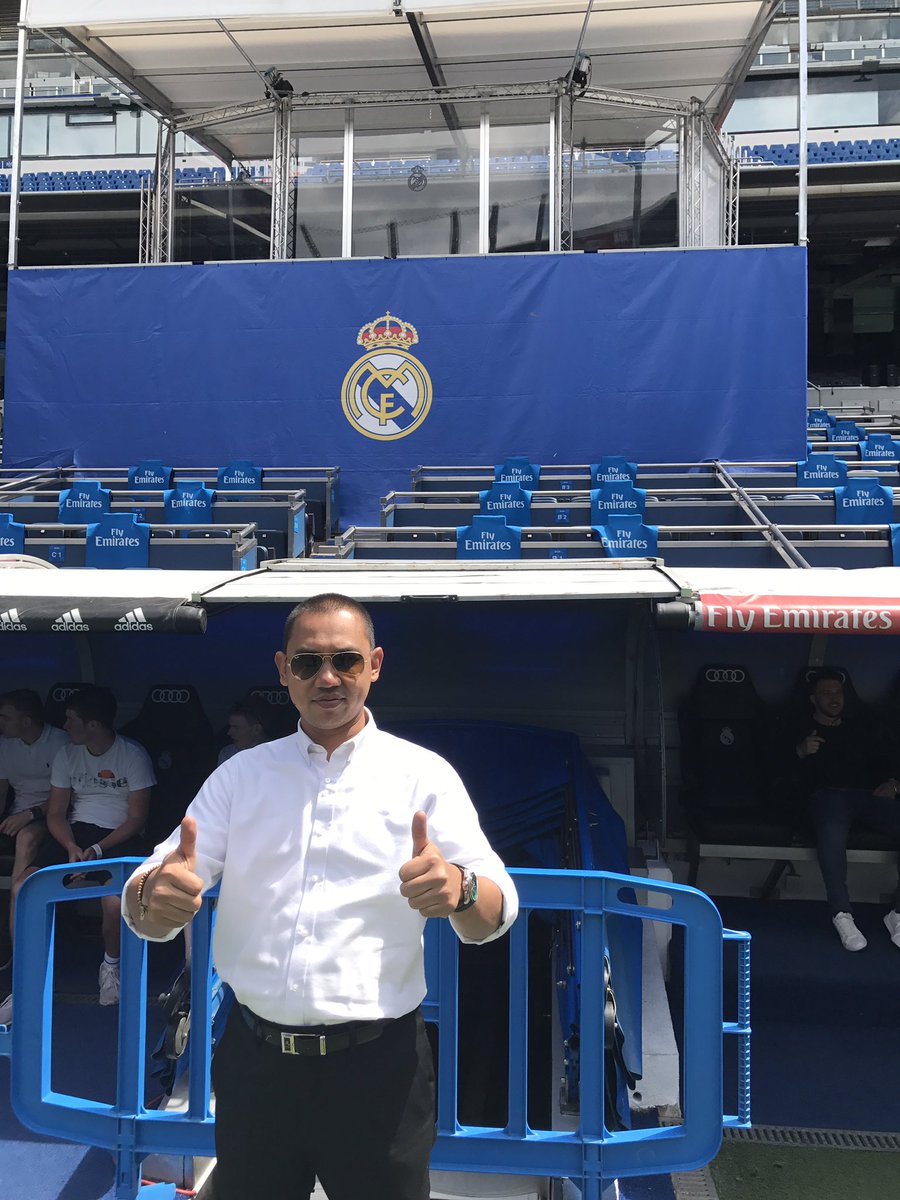 Saat berkunjung ke kandang juara #ligachampion 2017 #realmadrid aroma kemenangan dah terasa <a href="/thoriqul_haq/">CAK THORIQ</a> <a href="/chusainuddin/">Capt. Uddin</a> <a href="/rabaddruttamam/">Baddrut Tamam</a>