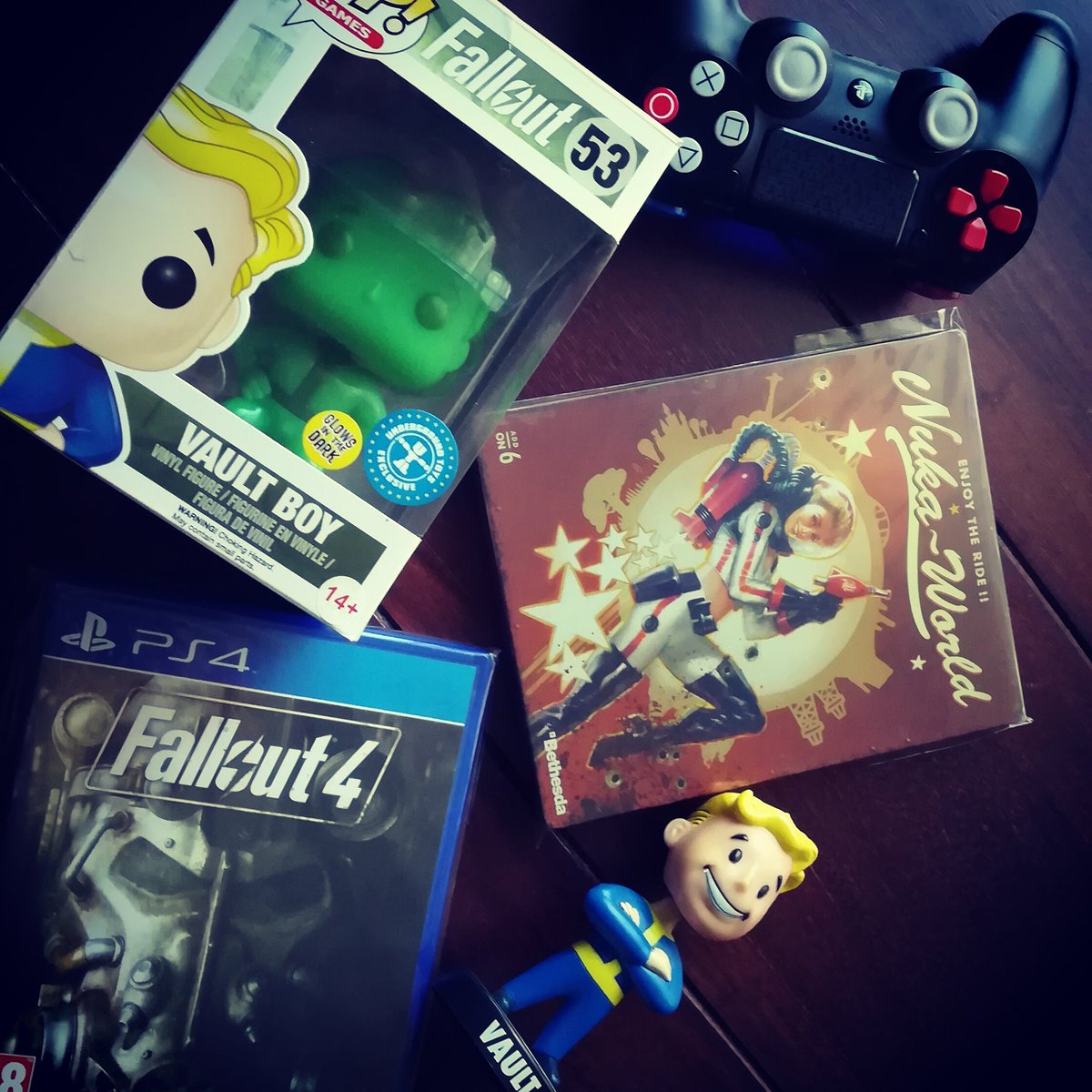 Grey8319's tweet photo. Jeszcze jedno zdjecie, powstalo dzięki @TrophyClub_PL. Raz jeszcze dziękuję Bro za #steelbook #nukecola #Fallout4 @PlayStationPL https://t.co/qNsMyG76vT