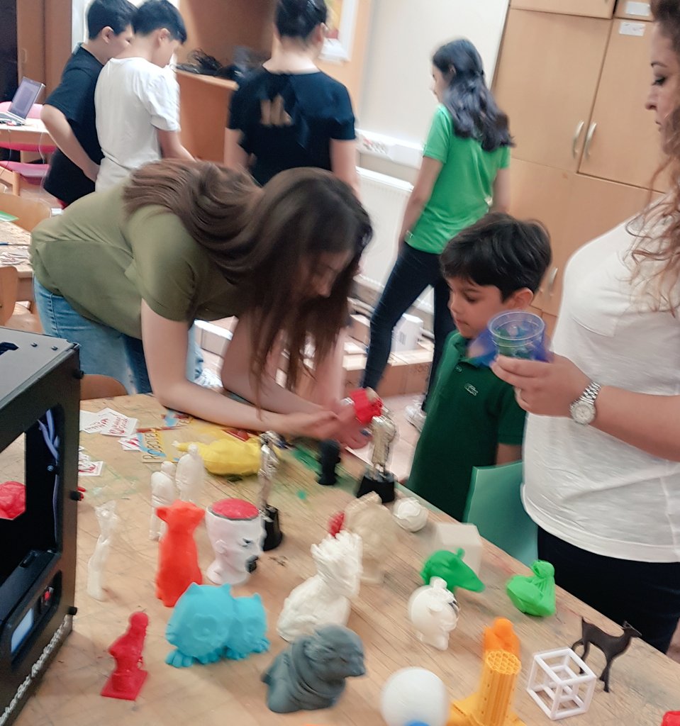 MakerCocuk's tweet photo. Bugün #makercocuk araçları; atölyeleri ve @RobotelTR projesini #ielevmaker gününde anlatıyoruz https://t.co/UxDeP7QqSi