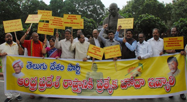 RameshHitman45's tweet photo. #SpecialStatus2AP అని అప్పుడు #TDP వాళ్ళు ఫొటోలకి పొజులు ఇచ్చి ఇప్పుడు Special Package కి జై కొడుతున్నారు. అందులో వీళ్ళ PACKAGE ఎంతో? https://t.co/nsXcsaC24Q