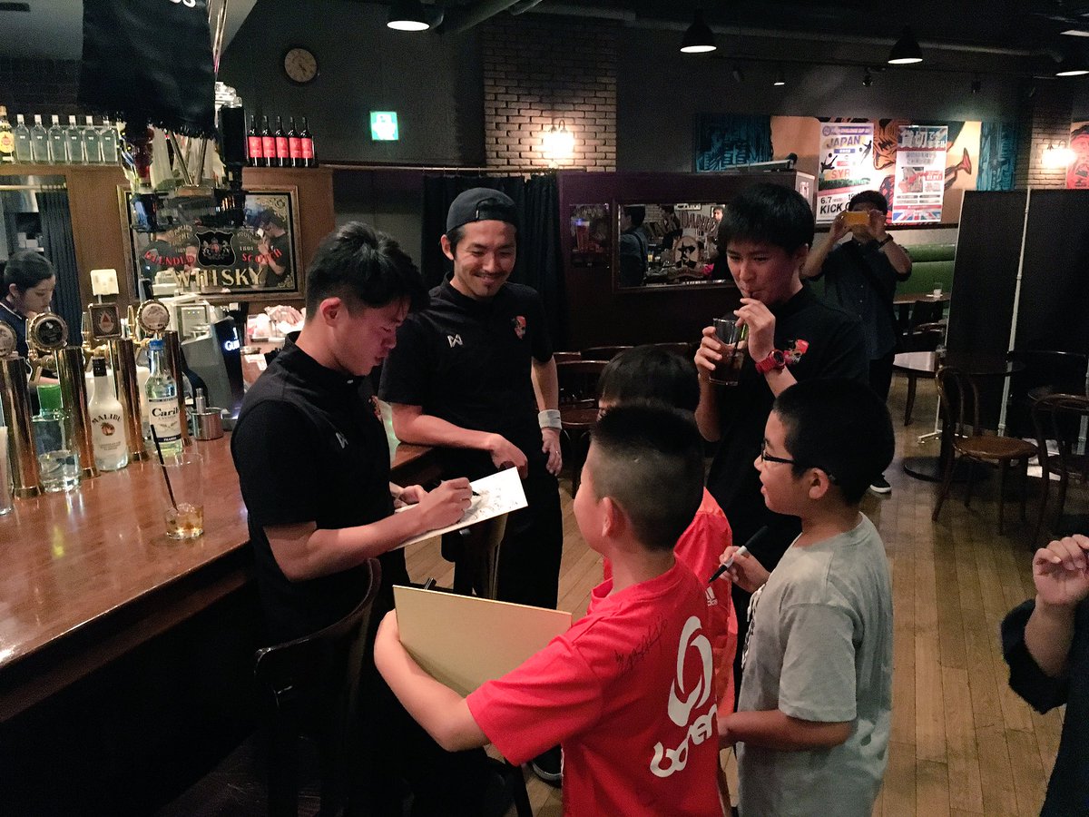 bardral_urayasu's tweet photo. 笹生マネージャーもサインを？！

#bardral #kickoffparty2017 https://t.co/6D3rt59t3N
