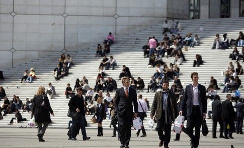 wef's tweet photo. Here's what sets confident people apart from the rest https://t.co/8O9MzxbW91 #leadership https://t.co/O1nNbmyl8M