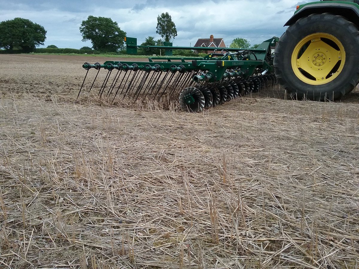 t_tillage's tweet image. New straw harrow with disc units creating the ideal conditions for black grass germination