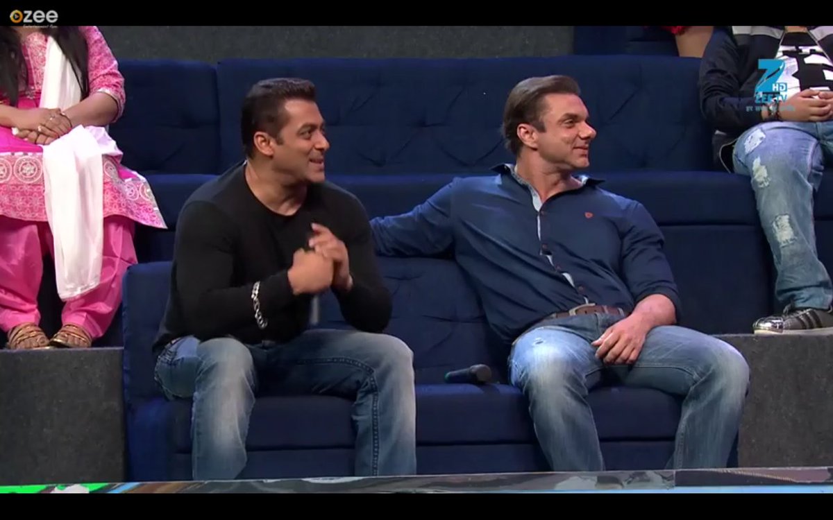 inshaammu's tweet photo. Awww...so cuteee
@BeingSalmanKhan
@SohailKhan #MagicalEpisode
#Tubelight promotion #TubelightOnSaReGaMaPa #TubelightKaBhaihood https://t.co/d4ToXOGwdX