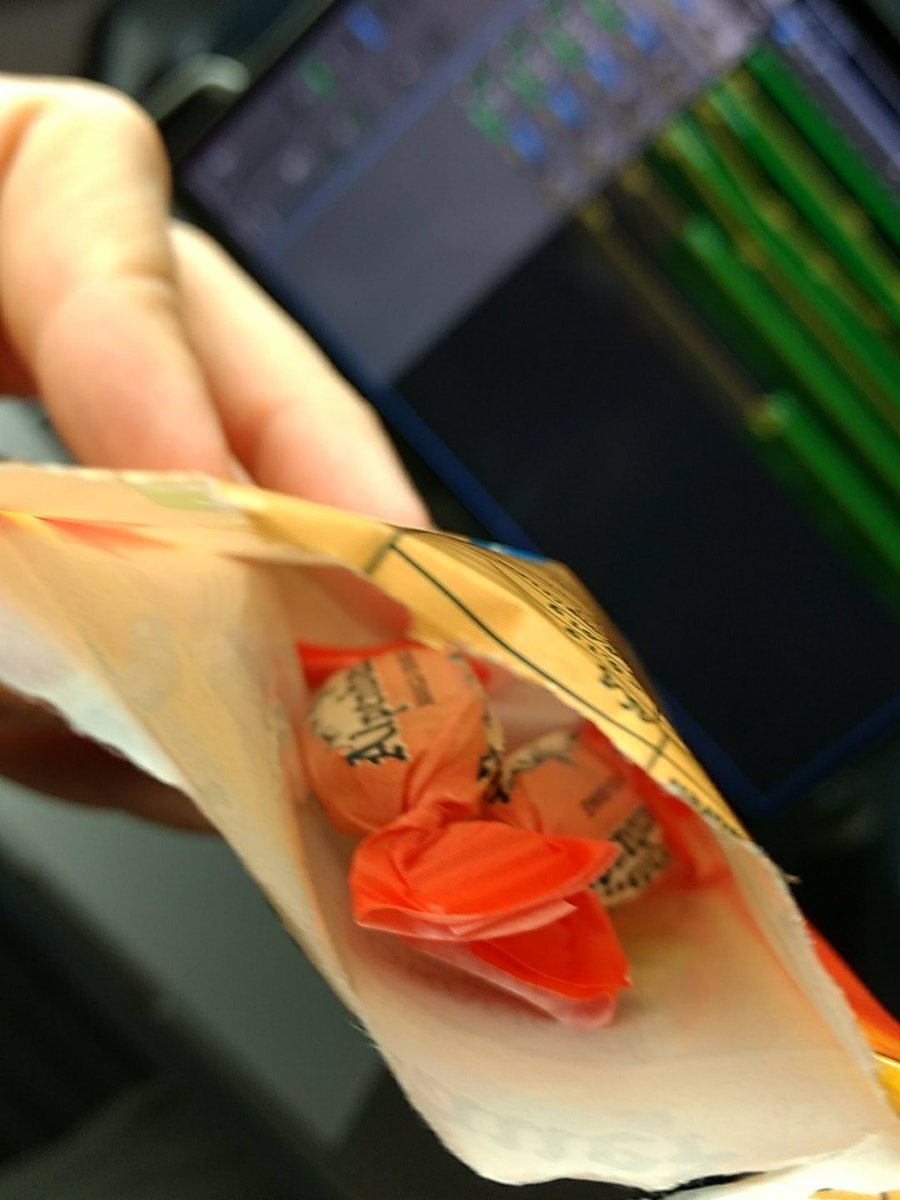 Atomicflash's tweet photo. Thema heute: wie man Abfall produziert. #facepalm  #ICE #umweltverschmutzung  #bonbon #deutschebahn #abfall #verpackung https://t.co/bu0y54WC93