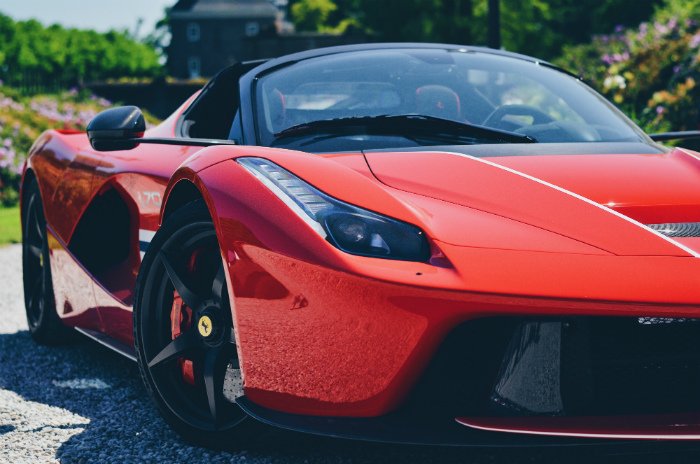 70 jaar Ferrari vier je met een LaFerrari Aperta, aldus JFK Magazine. Lees meer: jfkmagazine.nl/70-jaar-ferrar…