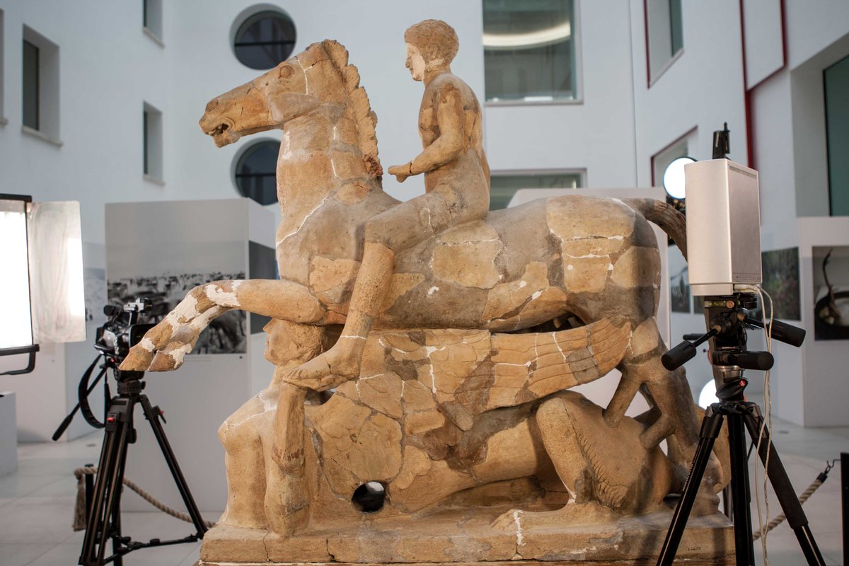 Partendo da 186 frammenti veniva fuori il gruppo del Cavaliere di Casa Marafioti.Conoscete la sua storia?Eccola...mediterraneoantico.it/pubblicazioni/…