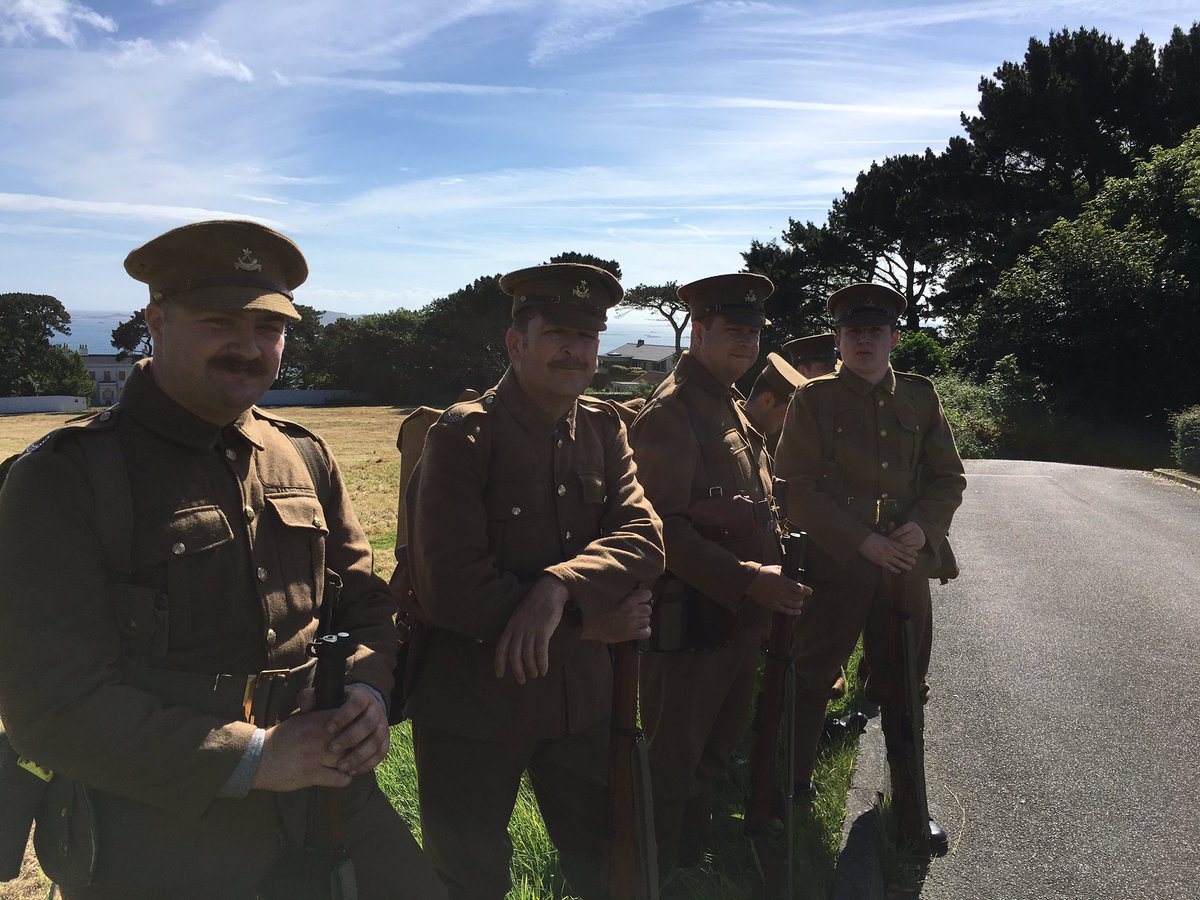 Islanders are gathering ahead of the <a href="/RGLIParade2017/">RGLI Parade 2017</a> at Fort George - they set off for the White Rock at 10:00