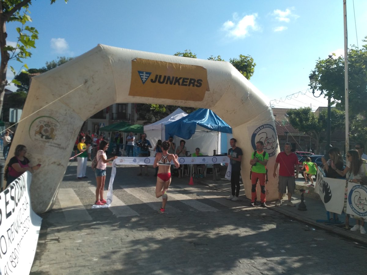 RaulReyuRurik's tweet photo. En 'mi' carrera, para colocar la cinta de meta, cuento con los que tienen más experiencia en cruzarla: gracias, @azucenadiaz42 y @toniabadia https://t.co/xTZkdYBlHh