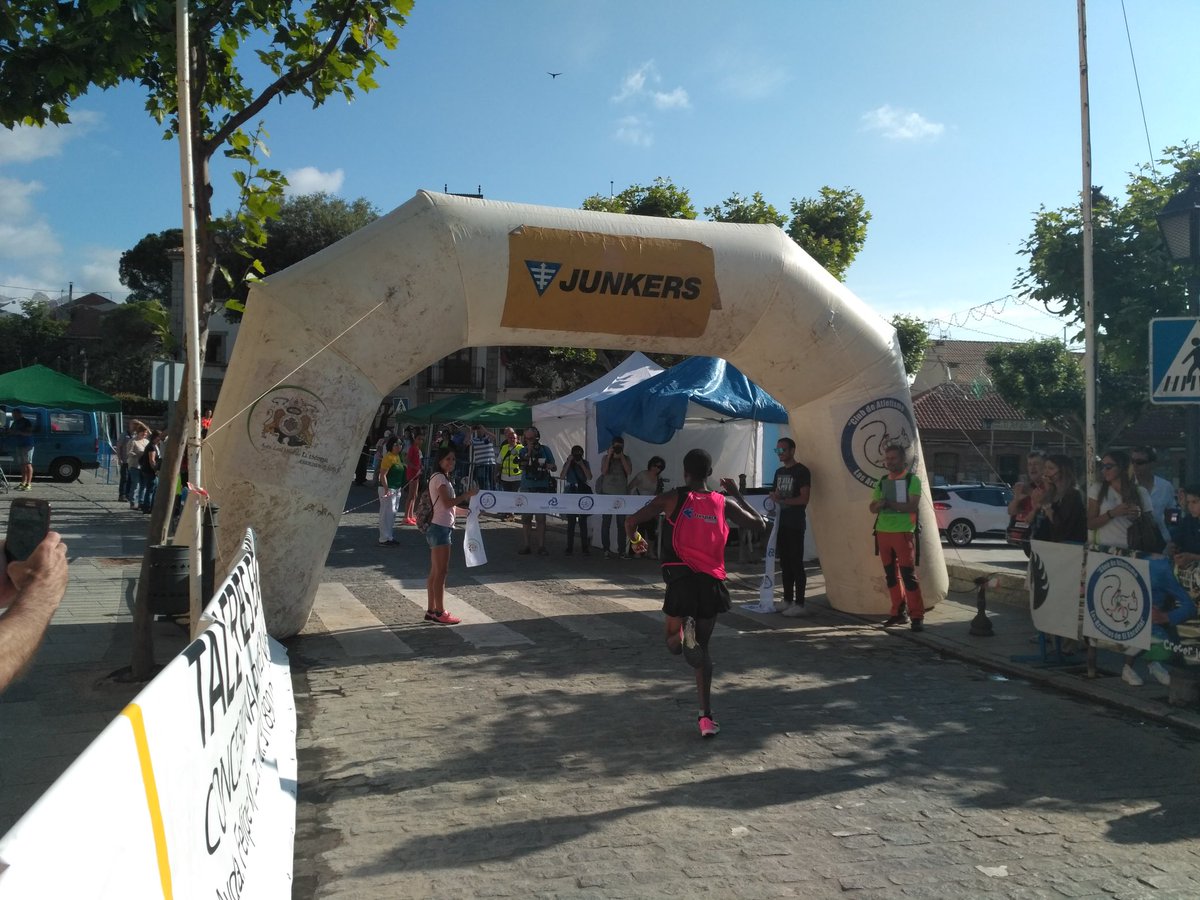 RaulReyuRurik's tweet photo. En 'mi' carrera, para colocar la cinta de meta, cuento con los que tienen más experiencia en cruzarla: gracias, @azucenadiaz42 y @toniabadia https://t.co/xTZkdYBlHh