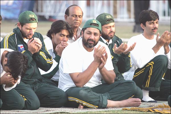 SirJadeja's tweet image. #Pakistan&apos;s Only Hope To Avoid Loss. 🇮🇳🇮🇳🇮🇳🙏🏾😂😂

#INDvPAK #INDvsPAK Vintage  #Yuvi #RohitSharma Virat Kohli Hardik Pandya #Rohit